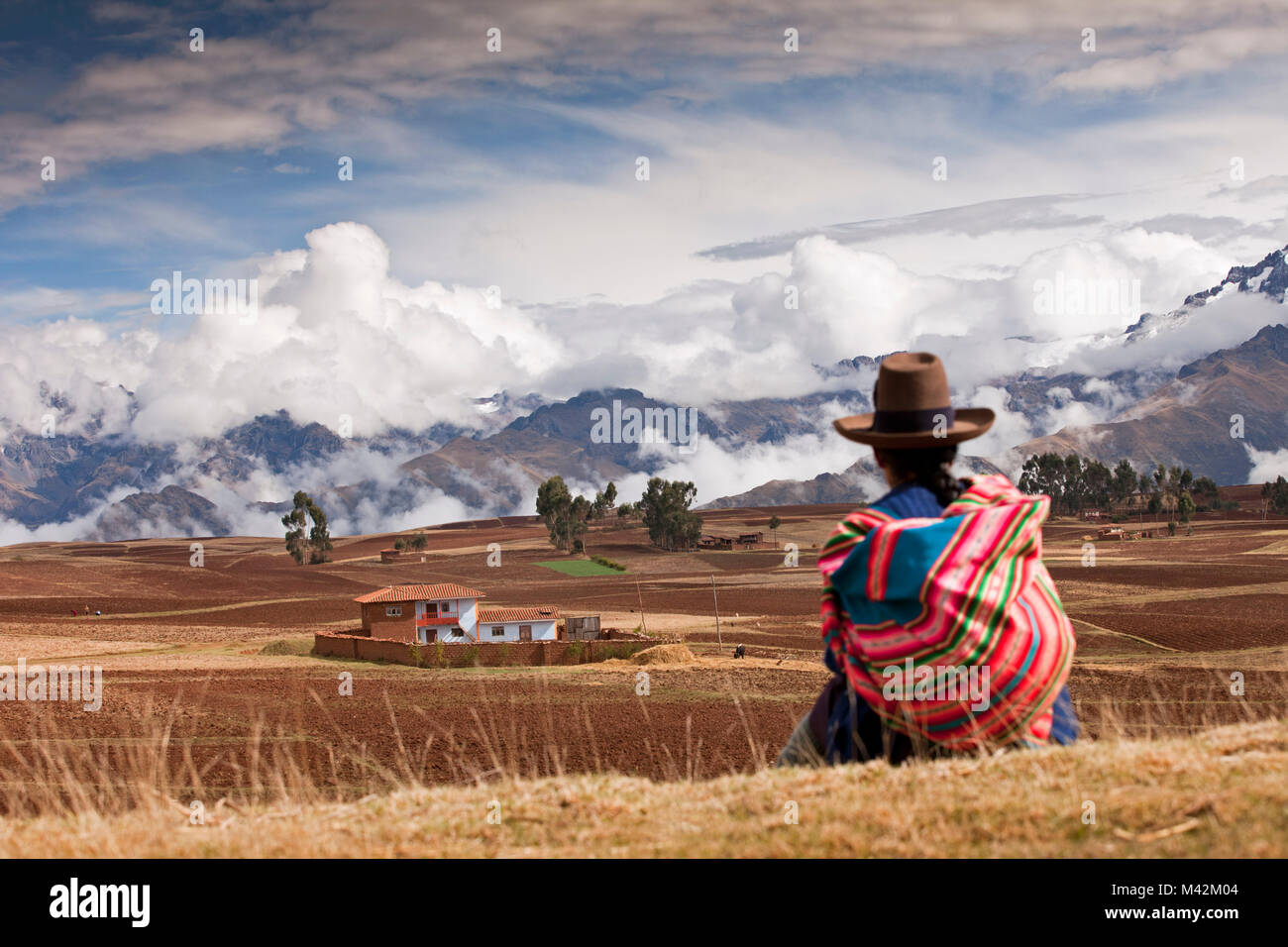 Il Perù, Chinchero, agricoltore e la donna indiana, nella parte anteriore del snowcovered montagne delle Ande. Foto Stock
