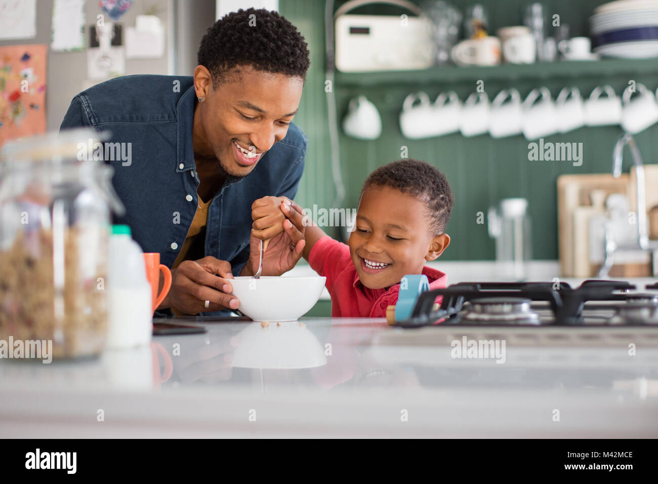 Ragazzo felicemente a mangiare la prima colazione Foto Stock