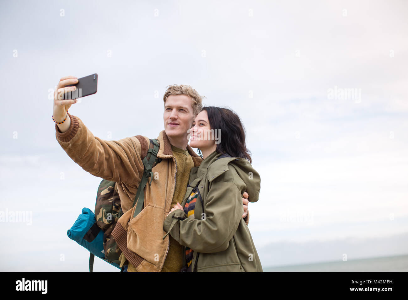 Coppia giovane prendendo un selfie su un viaggio di campeggio Foto Stock