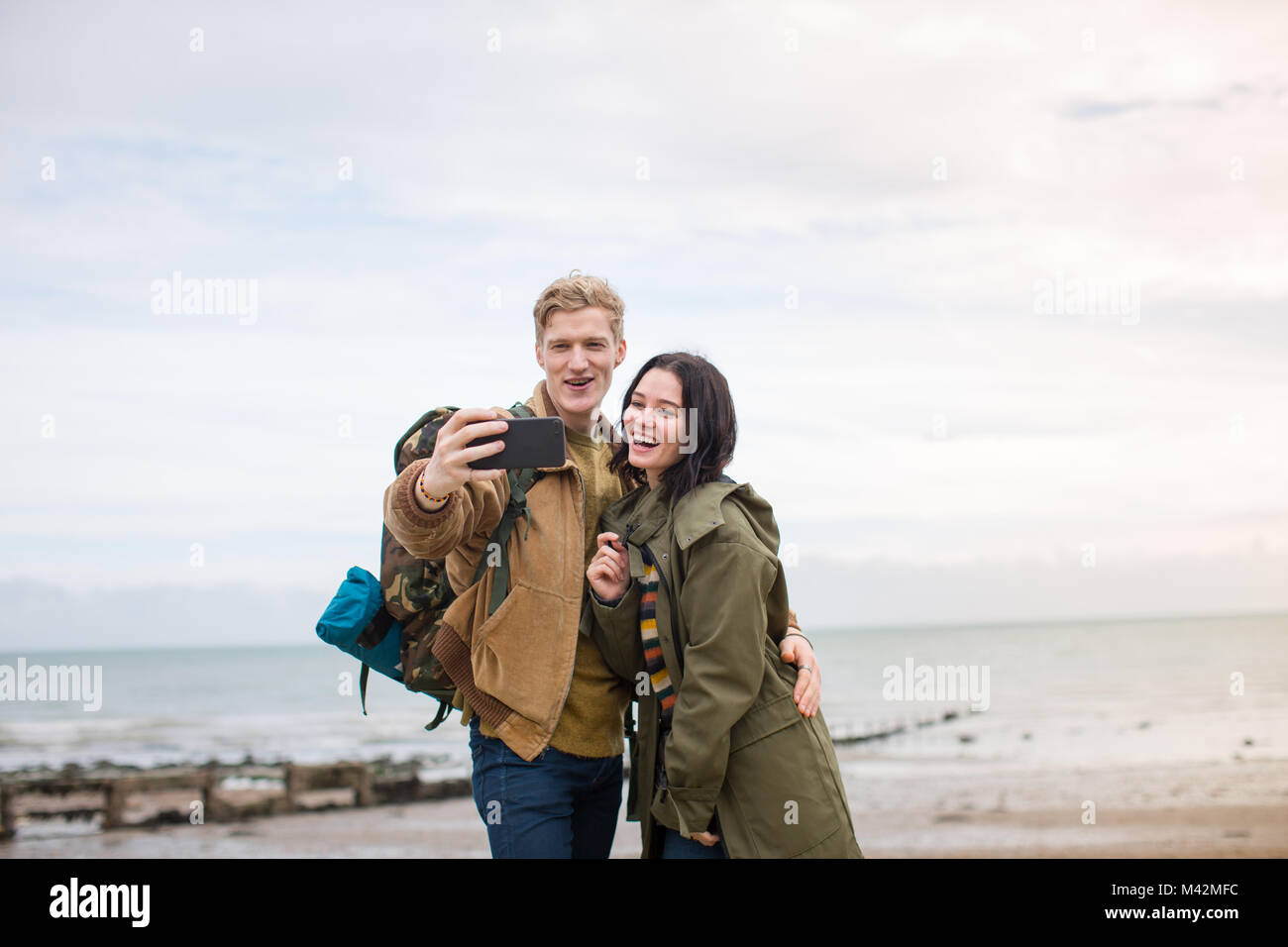 Coppia giovane prendendo un selfie su una pausa invernale Foto Stock