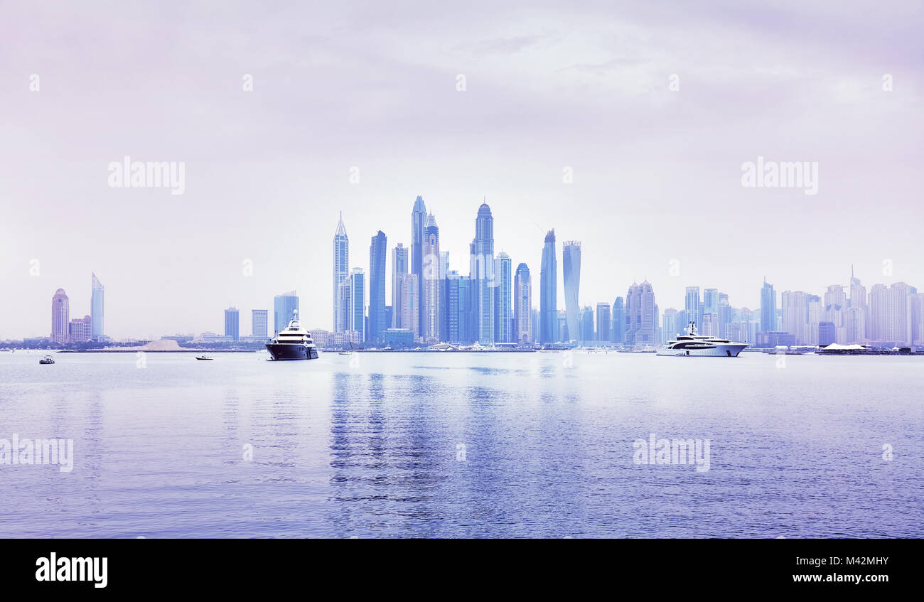 Dubai waterfront skyline, tonificazione del colore applicato, Emirati Arabi Uniti. Foto Stock