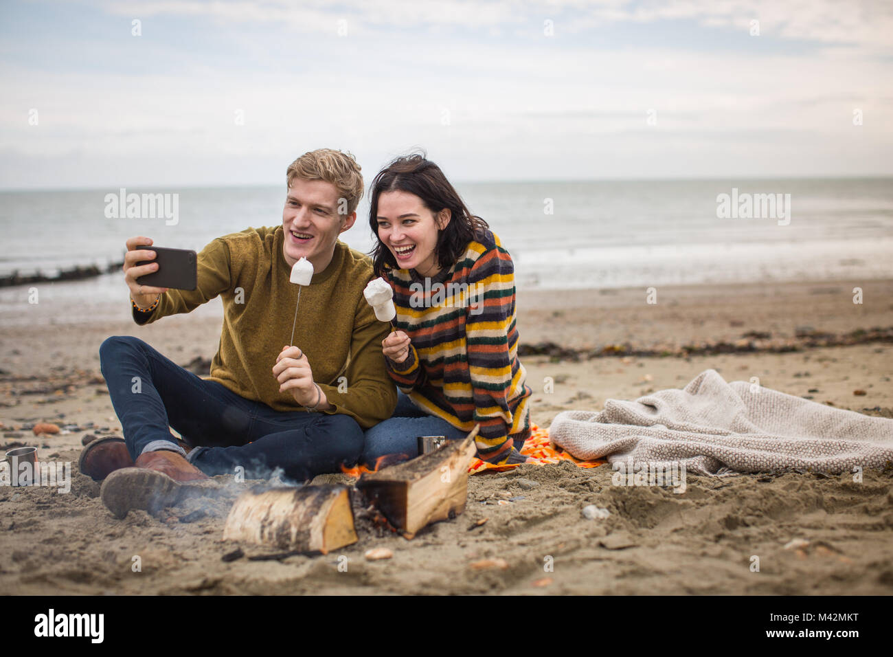 Coppia giovane prendendo un selfie della loro pausa invernale Foto Stock