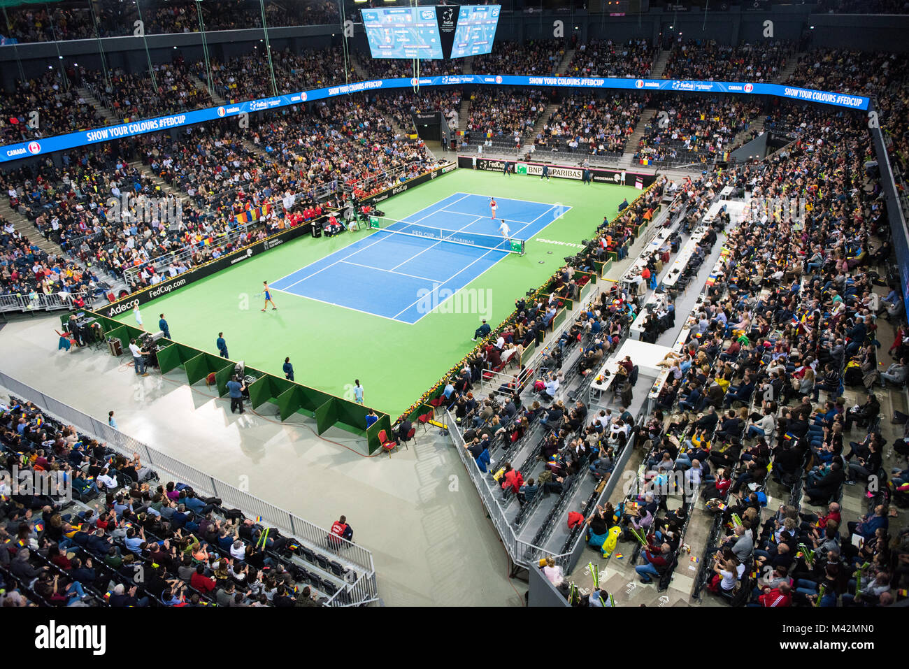 CLUJ NAPOCA, Romania - 10 febbraio 2018: Romania giocando a tennis Canada durante un Fed Cup match in Polivalenta Hall corte interna. La folla di persone, Foto Stock