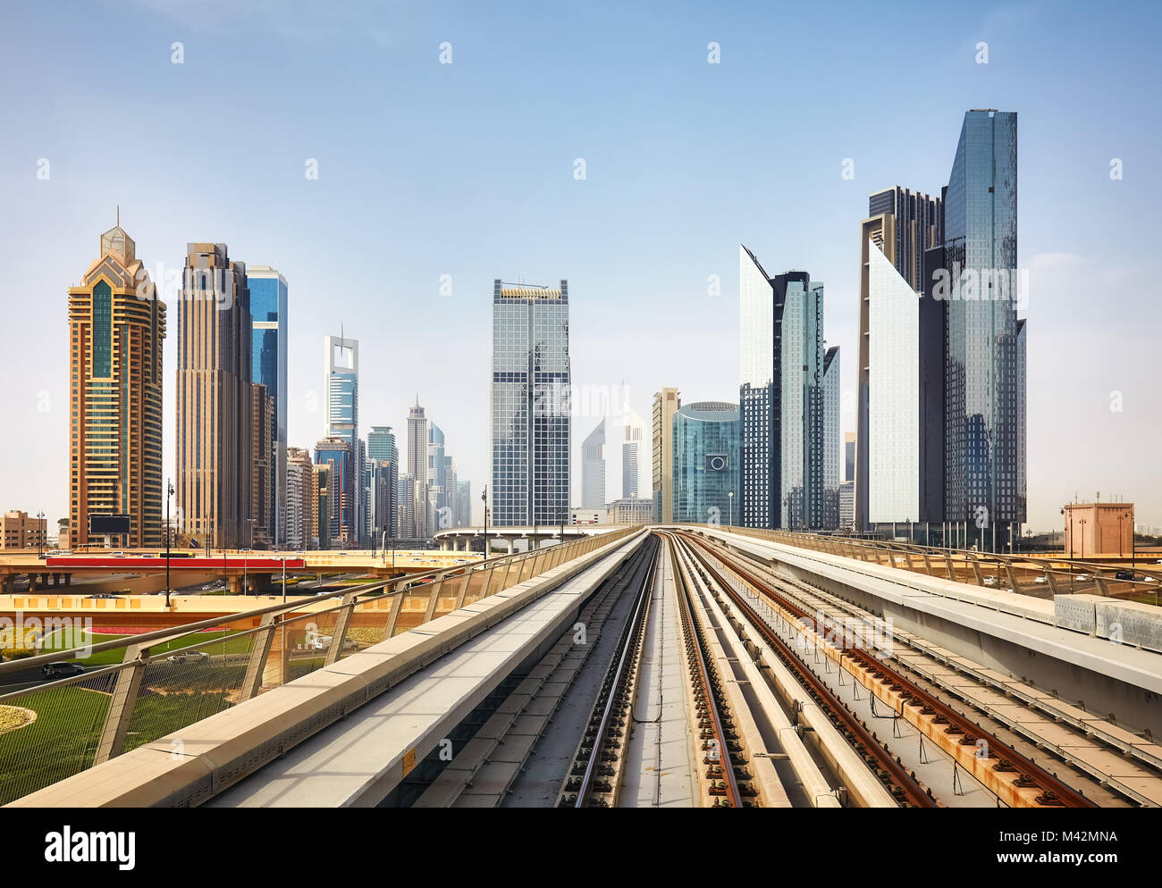 Dubai il moderno centro citta' visto da un treno della metropolitana, Emirati Arabi Uniti. Foto Stock