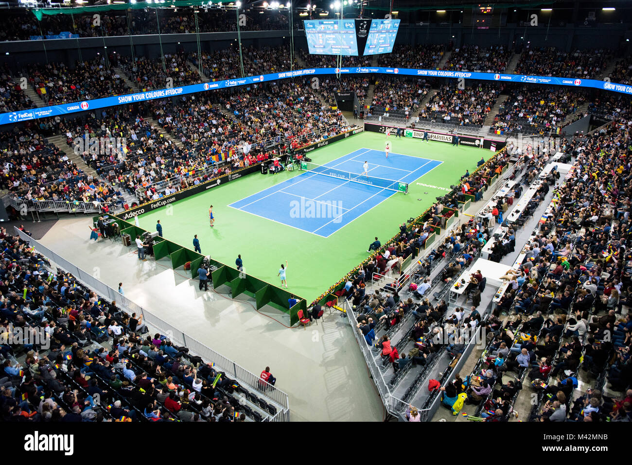 CLUJ NAPOCA, Romania - 10 febbraio 2018: Romania giocando a tennis Canada durante un Fed Cup match in Polivalenta Hall corte interna. La folla di persone, Foto Stock