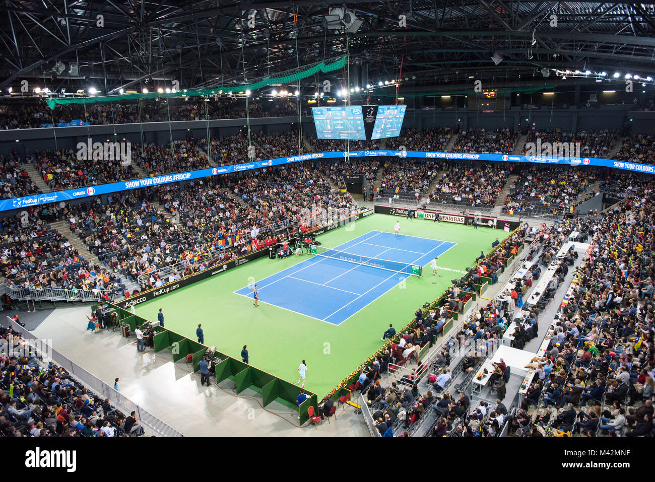 CLUJ NAPOCA, Romania - 10 febbraio 2018: Romania giocando a tennis Canada durante un Fed Cup match in Polivalenta Hall corte interna. La folla di persone, Foto Stock