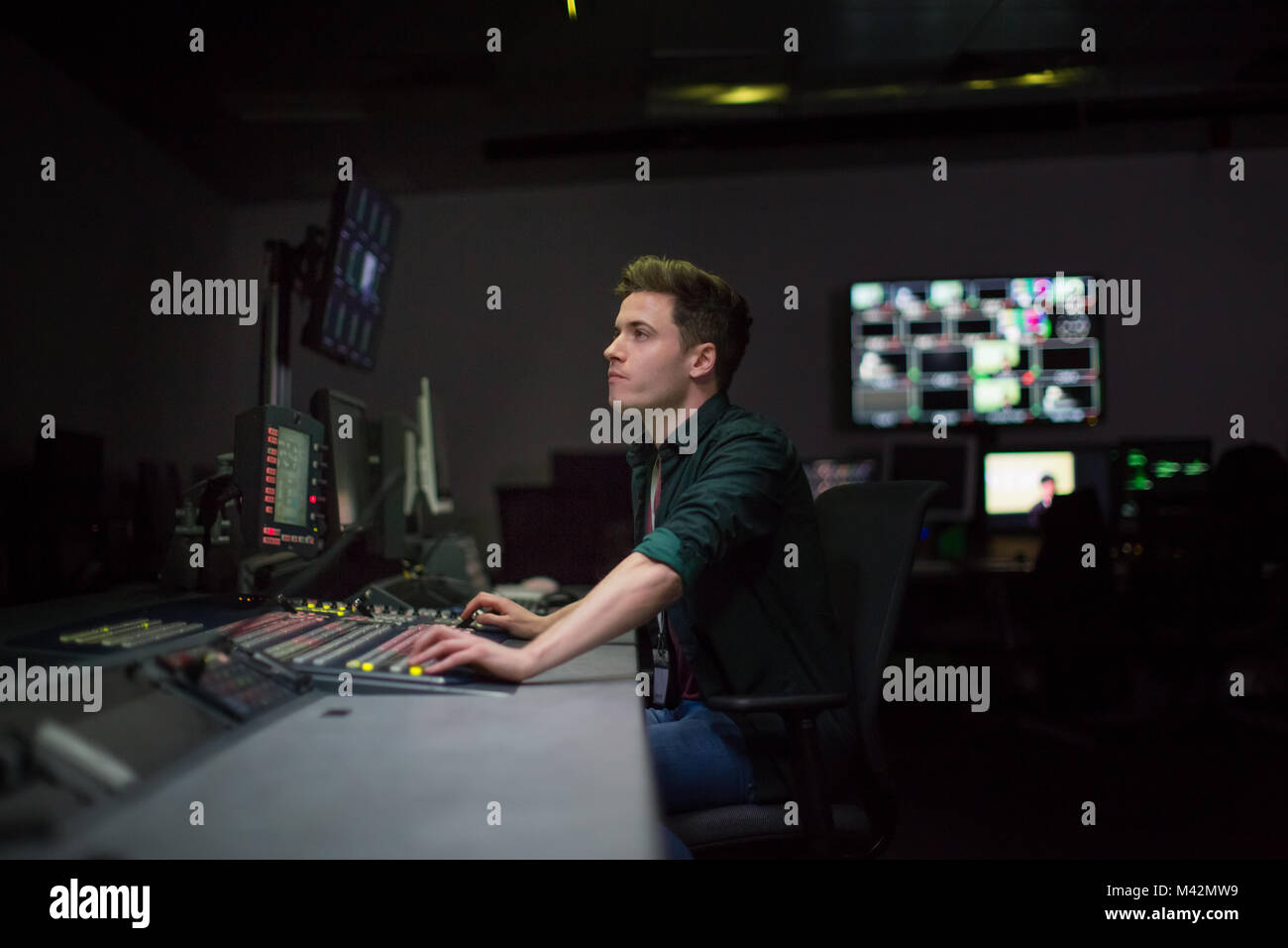 Operatore di TV a lavorare in una sala di controllo Foto Stock