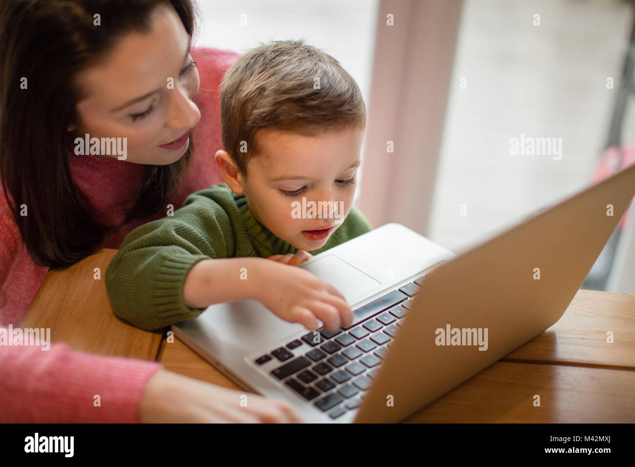 Madre e Figlio utilizzando laptop Foto Stock