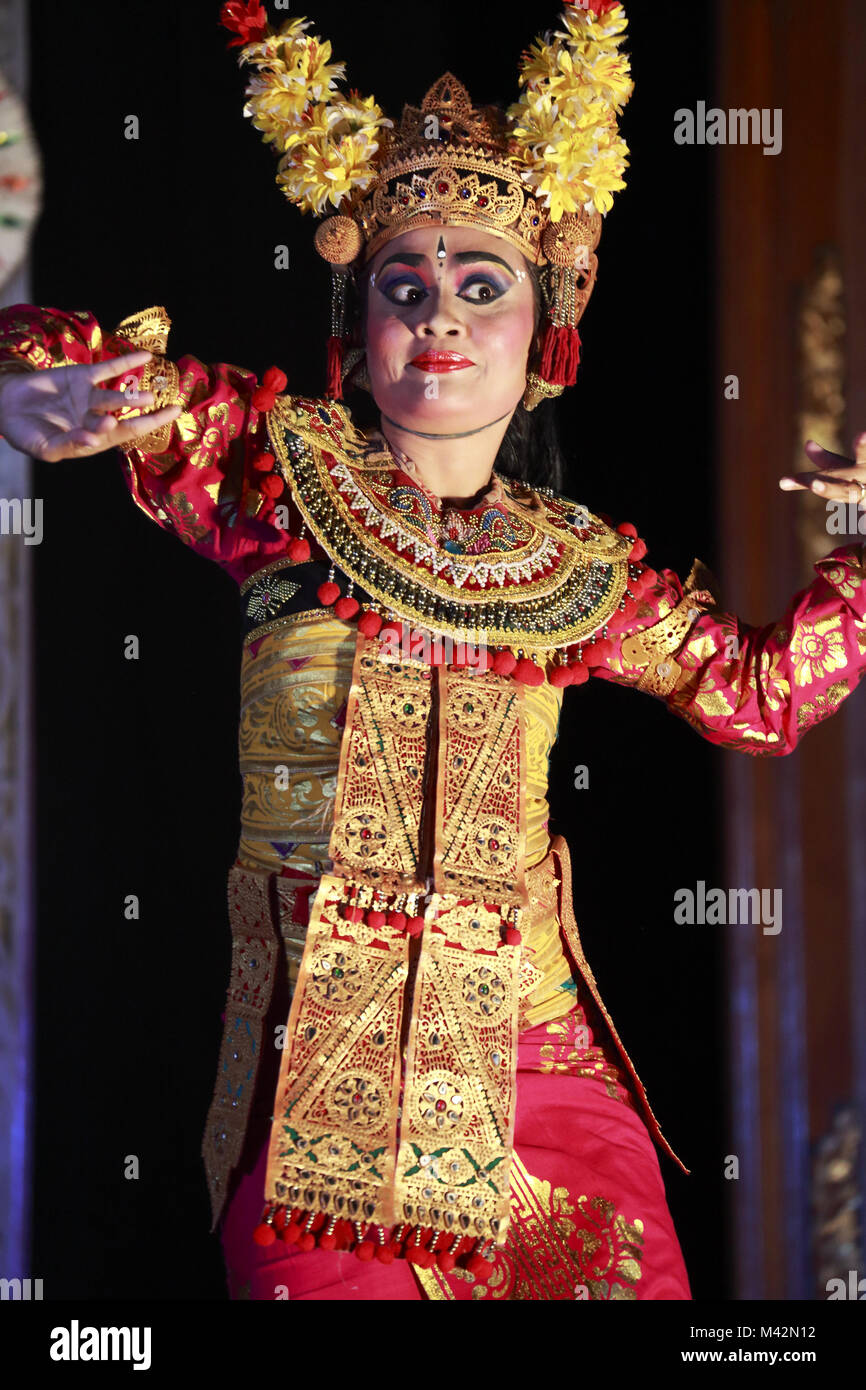 Legong ballerina di eseguire la tradizionale danza Legong in Ubud Palace.Ubud, Bali, Indonesia Foto Stock