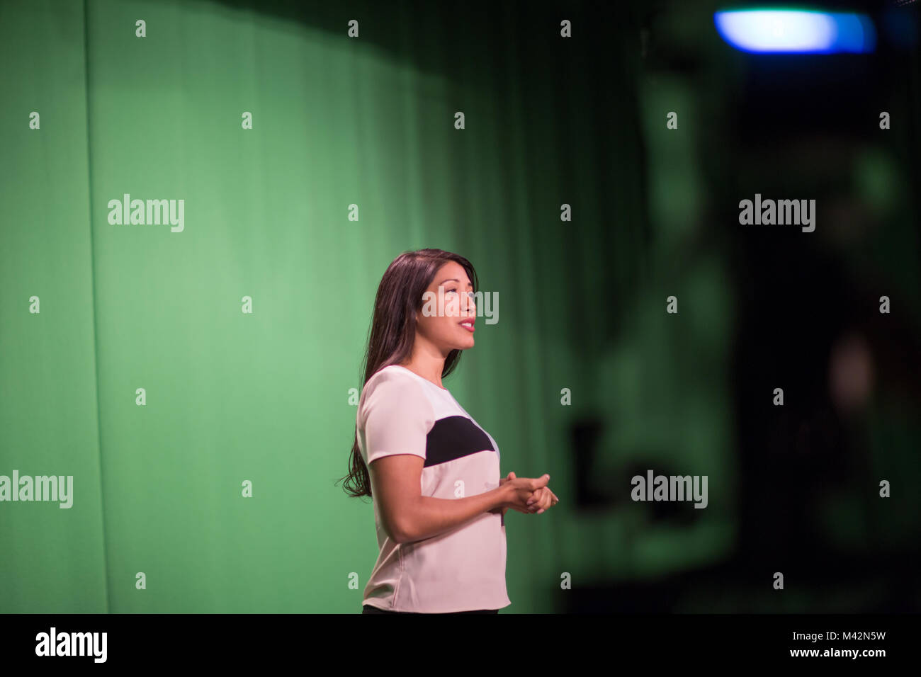 Presenter in piedi in una schermata verde studio Foto Stock