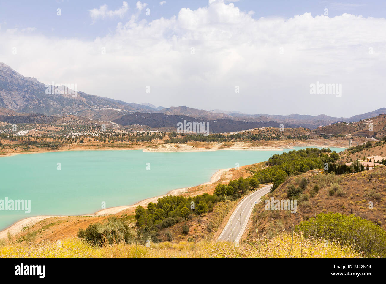 Una vista di una sezione del Lago di Vinuela nella provincia di Malaga, Spagna con la Sierra de Tejeda gamma di montagna a sinistra Foto Stock