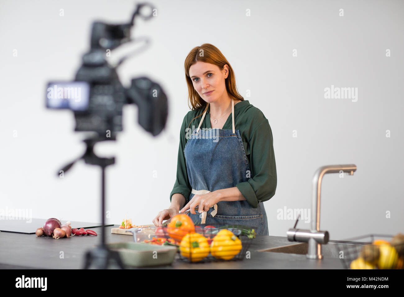 Femmina adulta chef la registrazione di un video blog Foto Stock