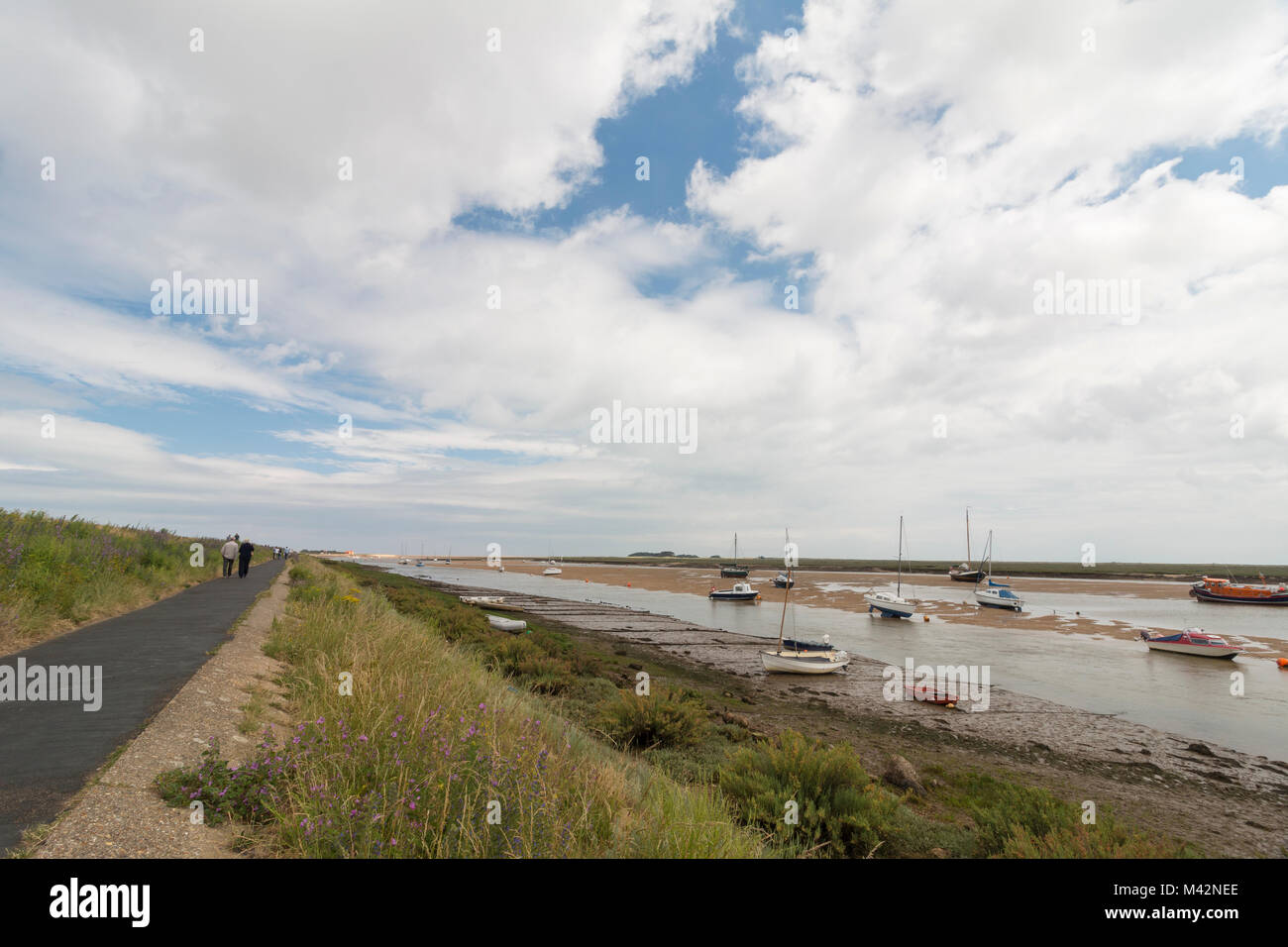 Un'immagine del percorso e l'estuario a bassa marea a Wells accanto al mare, Norfolk, Inghilterra, Regno Unito Foto Stock