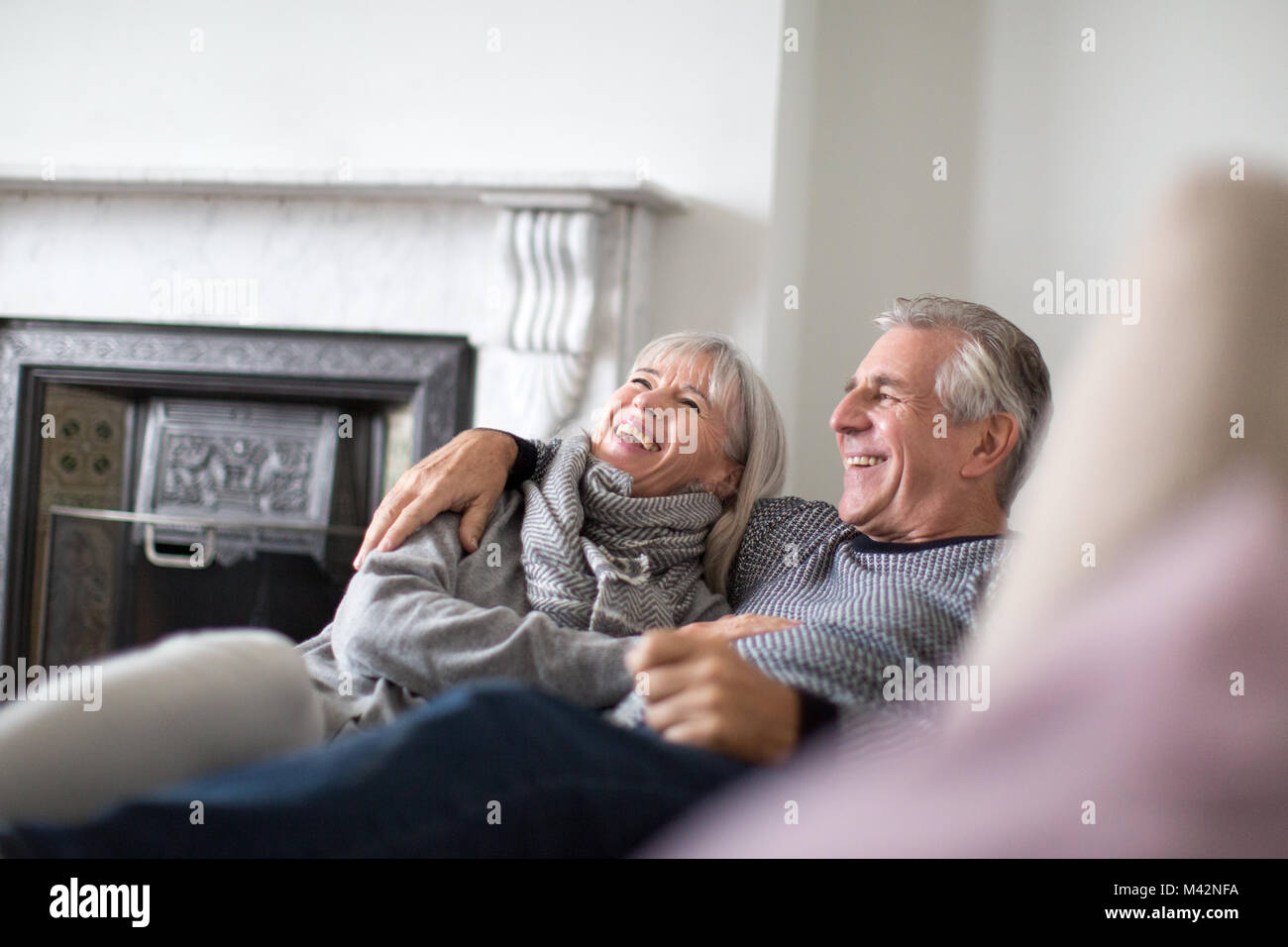 Coppia senior rilassante sul divano Foto Stock