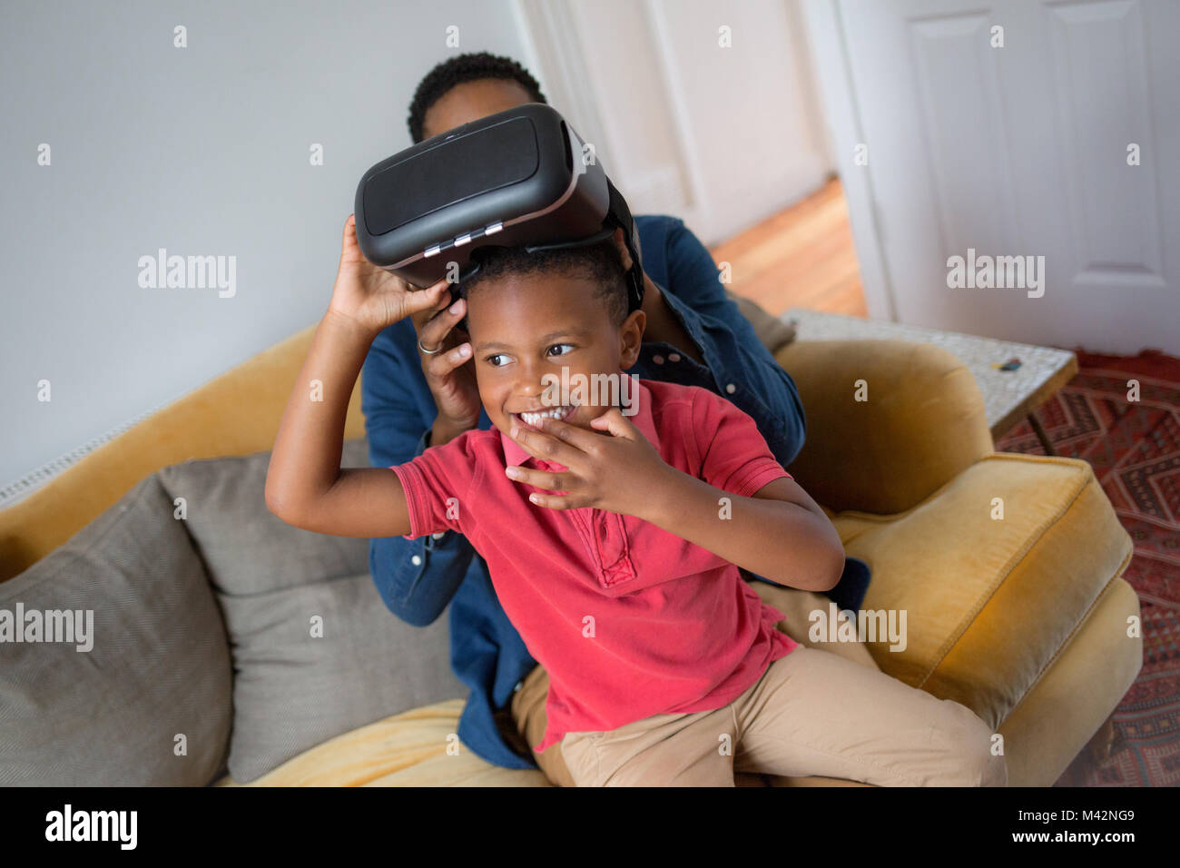 Ragazzo con auricolare VR Foto Stock