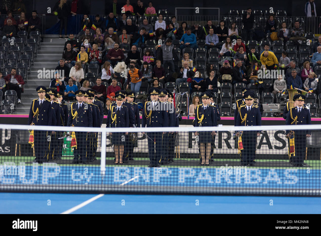 CLUJ NAPOCA, Romania - 10 febbraio 2018: militare orchestra dal vivo presso il sito web ufficiale di apertura della Fed Cup partite di tennis tra Romania e Foto Stock