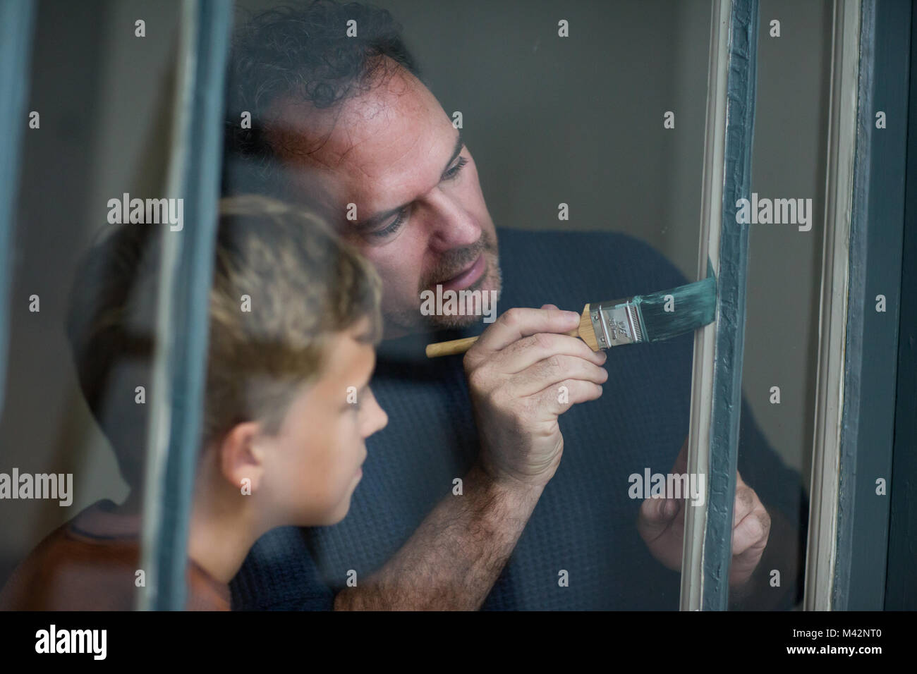 Padre figlio di insegnamento come decorare Foto Stock