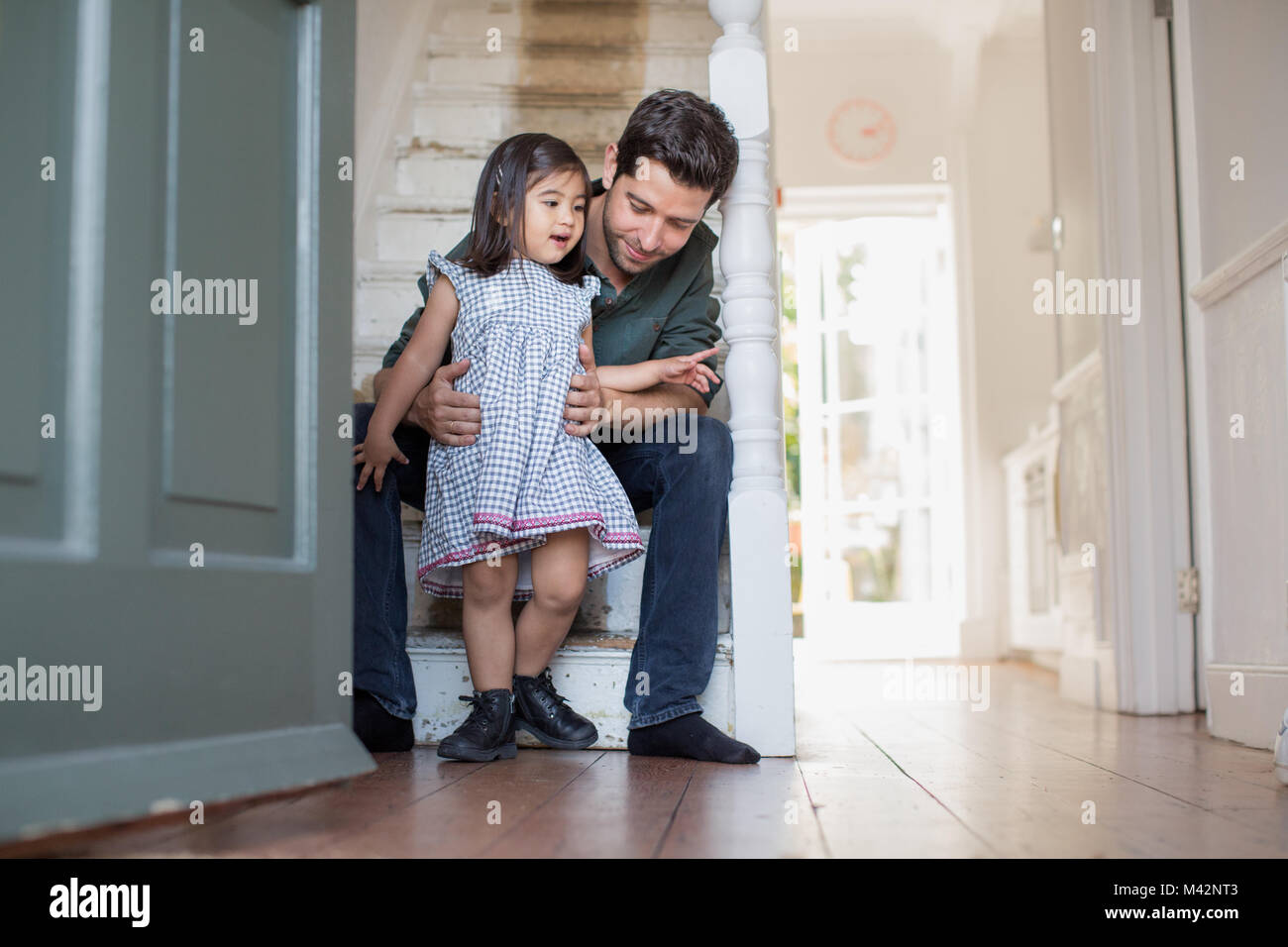 Papà aiutare mia figlia a piedi Foto Stock