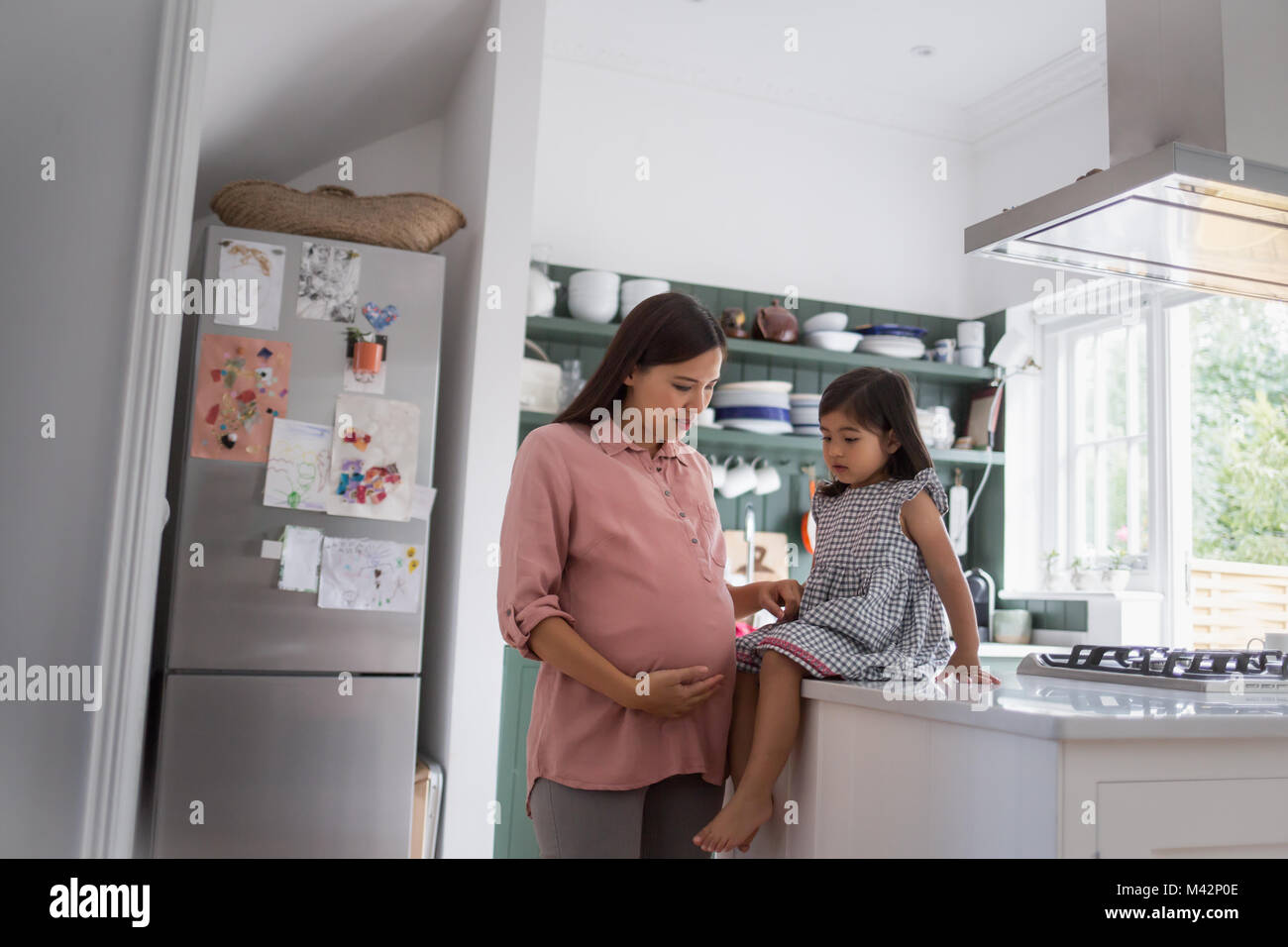 Donna incinta con la figlia Foto Stock