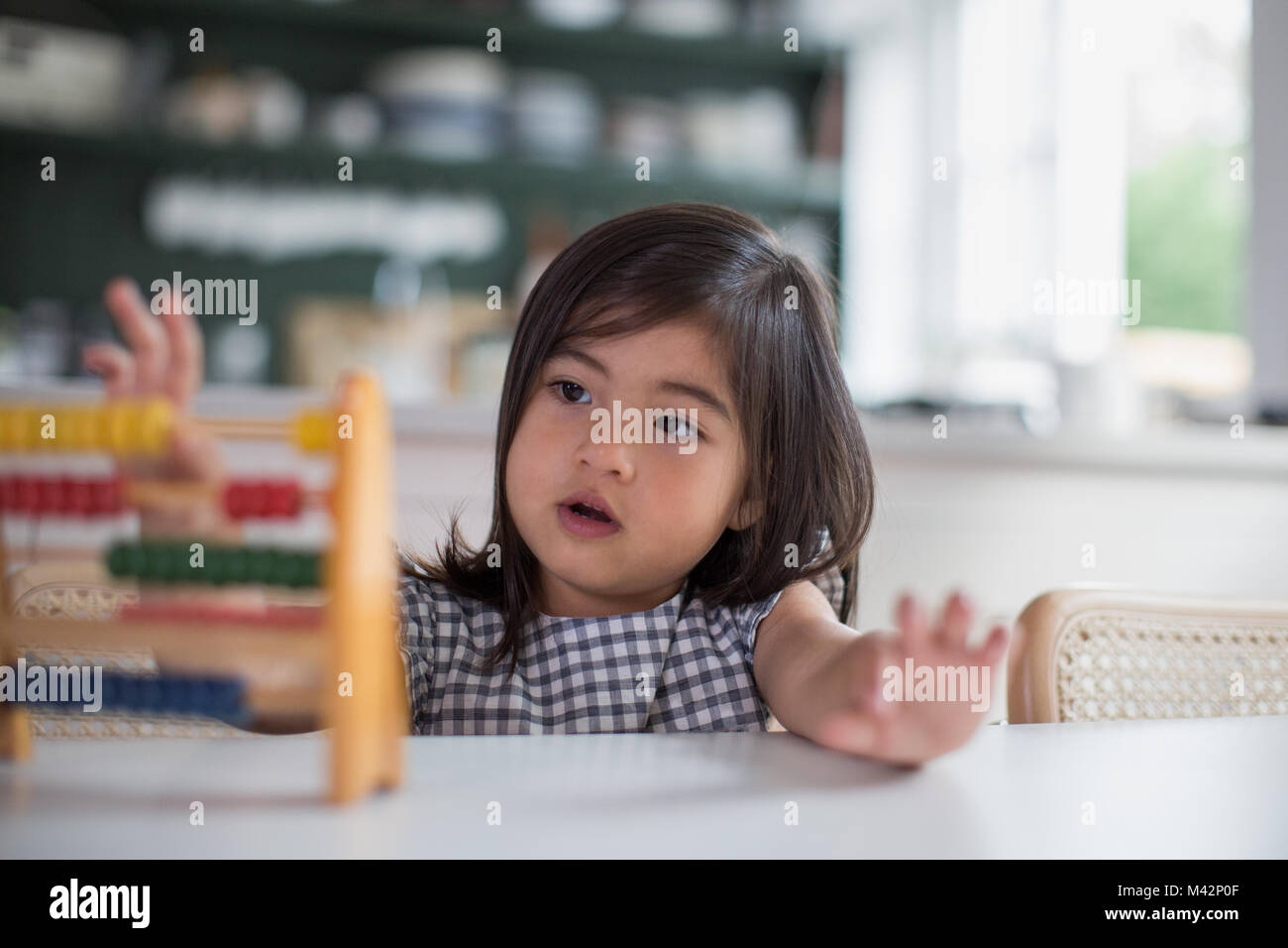 Ragazza utilizzando abacus a contare Foto Stock
