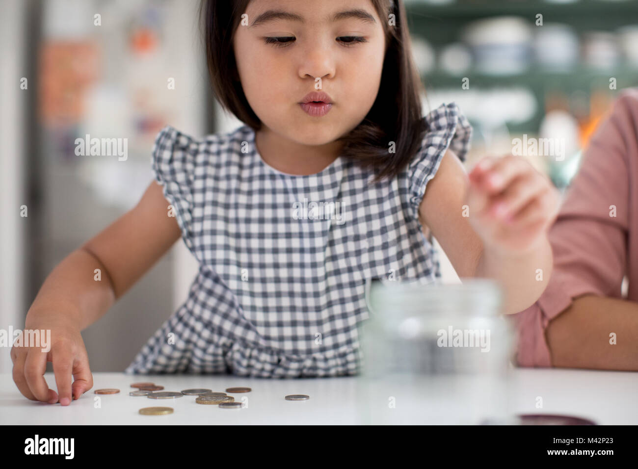 Risparmio di ragazza il suo pocket money Foto Stock
