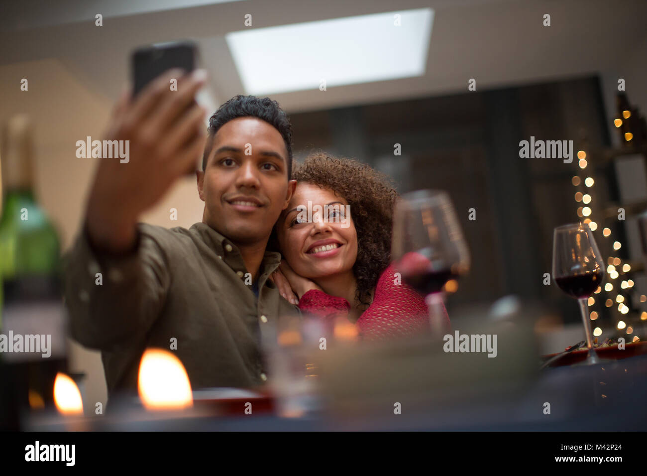 Giovane prendendo un selfie ad una celebrazione Foto Stock