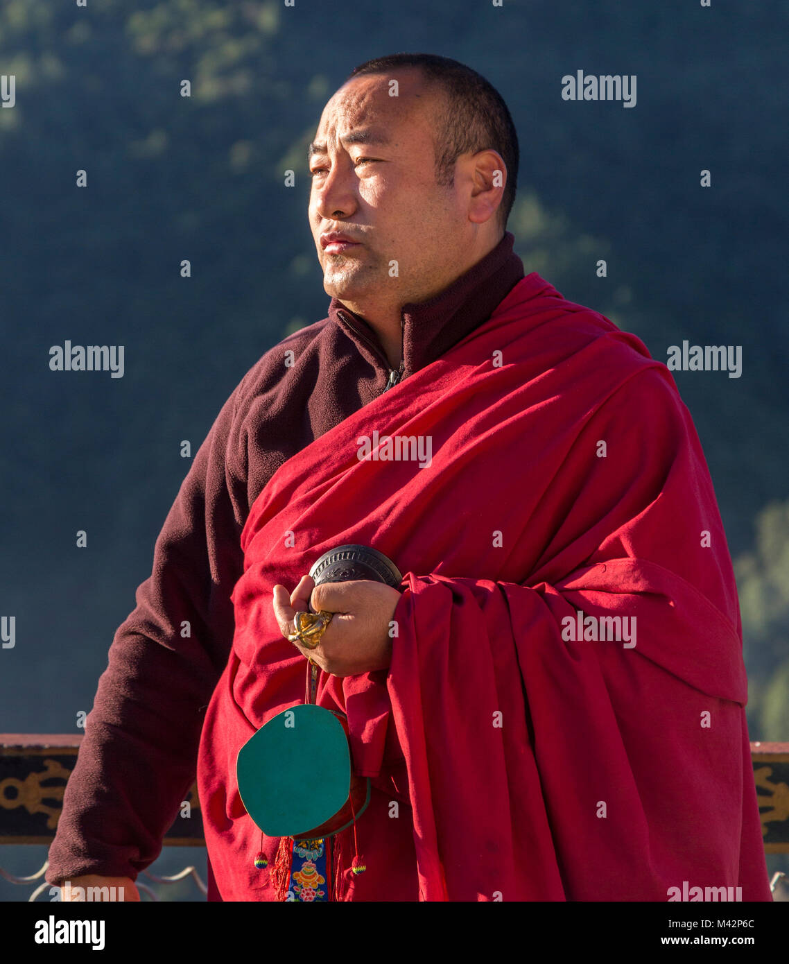 Punakha, Bhutan. Monaco buddista di eseguire Alba preghiera rituale. Foto Stock