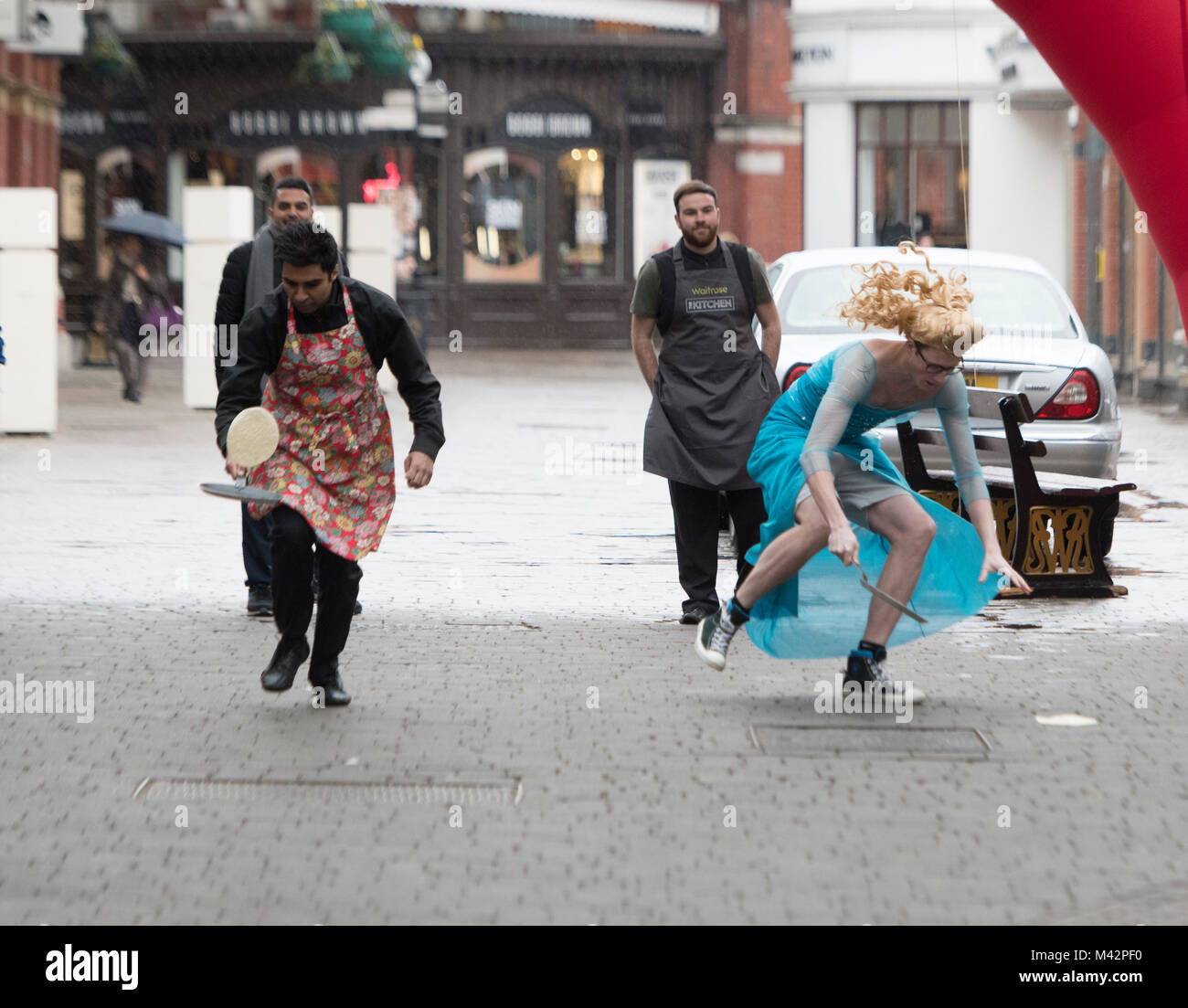 Annuale di Carità Pancake Race in Windsor, Berkshire. A poche centinaia di metri da dove il principe Harry e Meghan Markle sarà wed nel maggio 2018. 13.02.18 Foto Stock