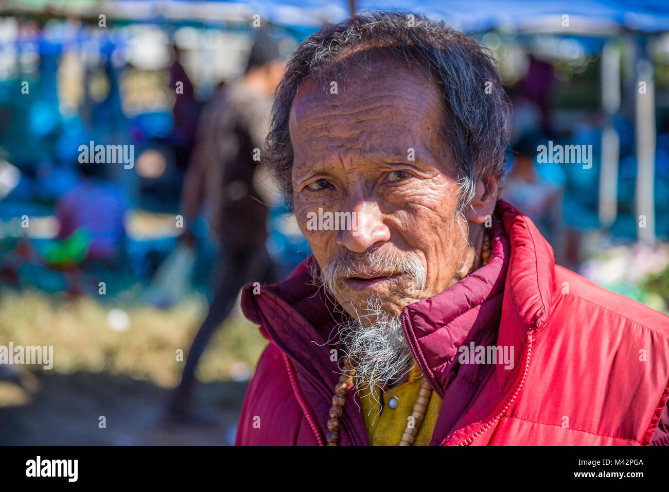 Punakha, Bhutan. Uomo anziano nel mercato di frutta e verdura. Foto Stock