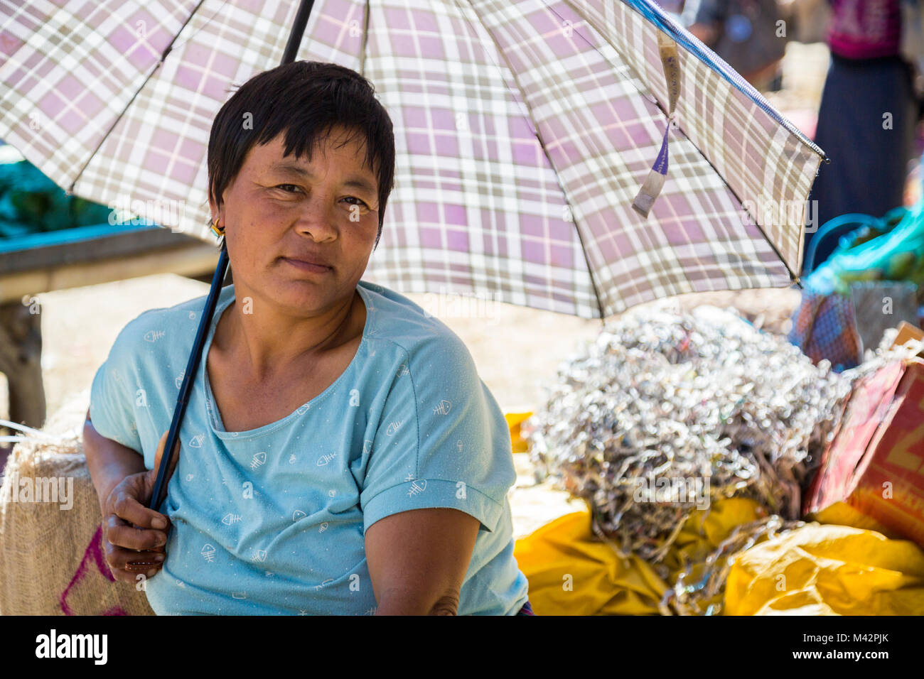 Punakha, Bhutan. Mercato di frutta e verdura, Donna con ombrello. Foto Stock