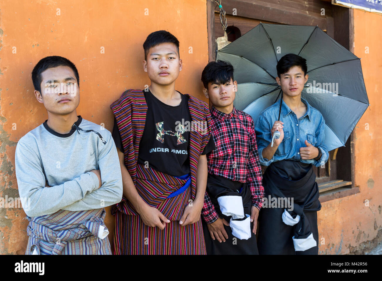 Punakha, Bhutan. Giovani uomini del villaggio Chimi. Foto Stock