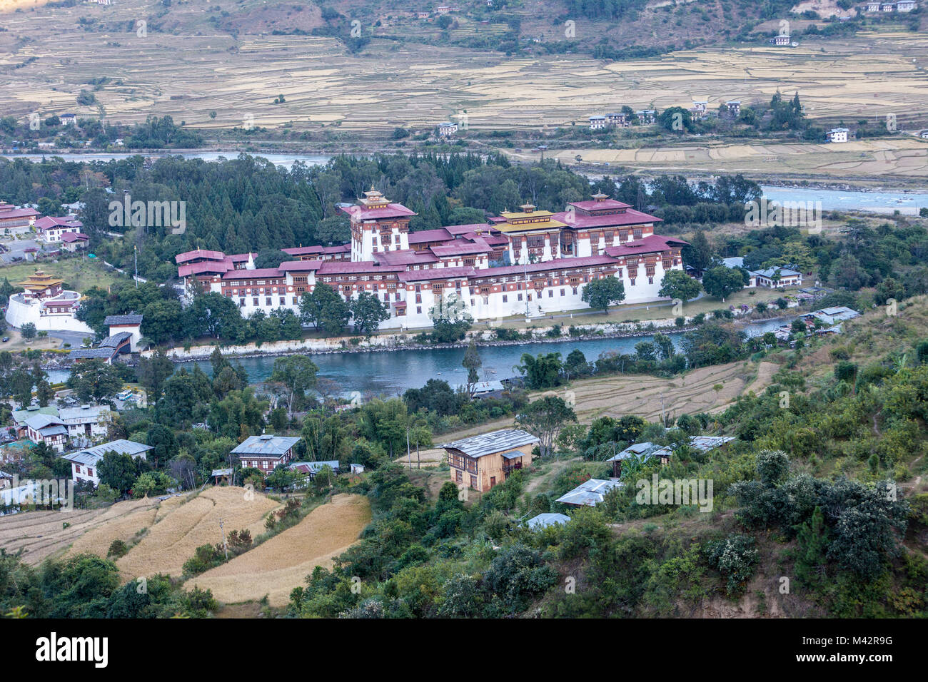 Punakha, Bhutan. Punakha Dzong (monastero fortezza). Mo fiume in primo piano, Pho fiume in background. Foto Stock