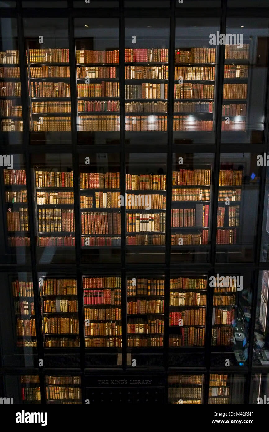Il Re della torre della libreria al grado 1 elencati British Library,  Euston Road, Londra, Inghilterra Foto stock - Alamy