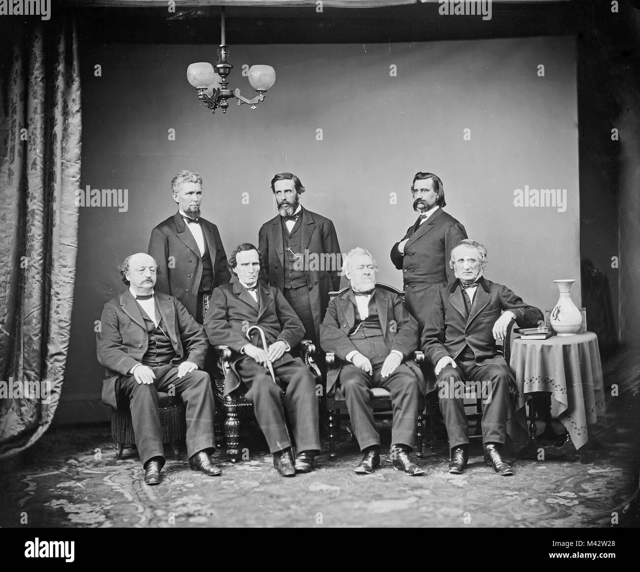 Johnson Impeachment Comitato. Da sinistra a destra, seduto: Benjamin F. Butler, Thaddeus Stevens, Thomas Williams, John A. Bingham. In piedi: James F. Wilson, George S. Boutwell, John A. Logan. Foto Stock