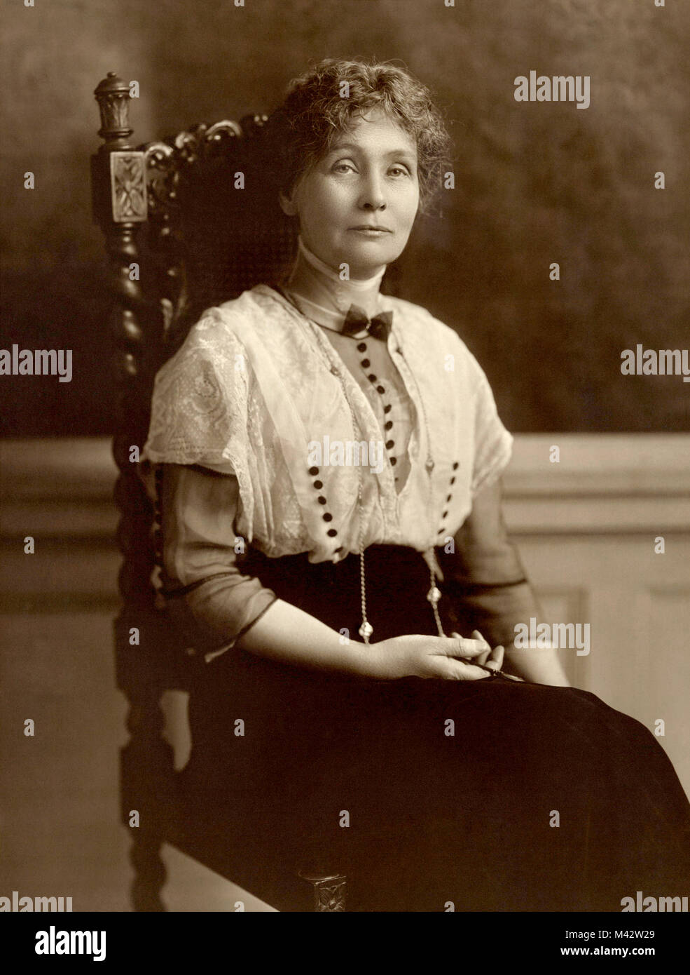 Emmeline Pankhurst (1858 - 1928) British attivista politico e leader del British suffragette movimento che hanno aiutato le donne a conquistare il diritto di voto Foto Stock