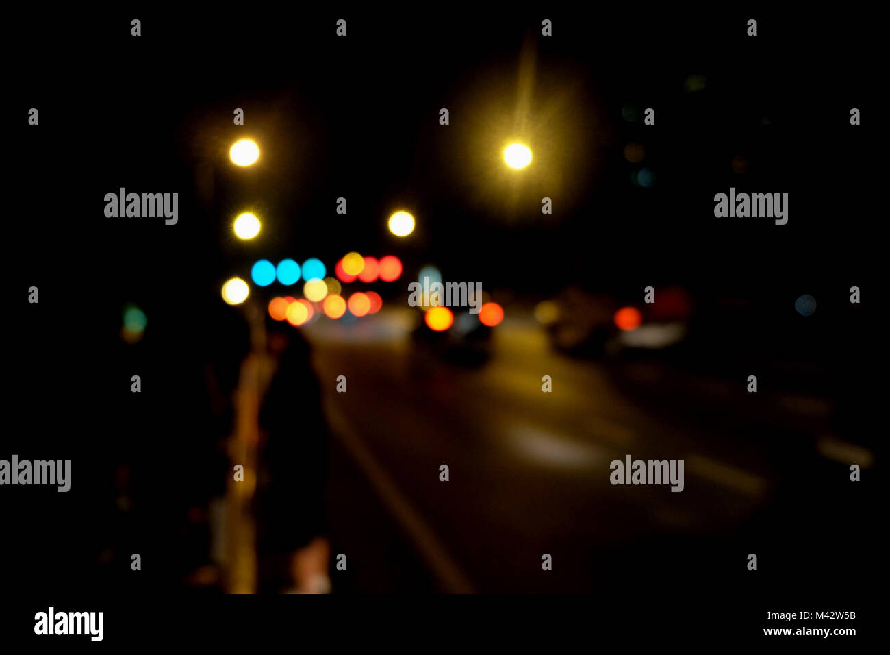 Abstract il traffico per auto a notte. Motion sfocata. Quale città urbana bellissimo sfondo. Foto Stock