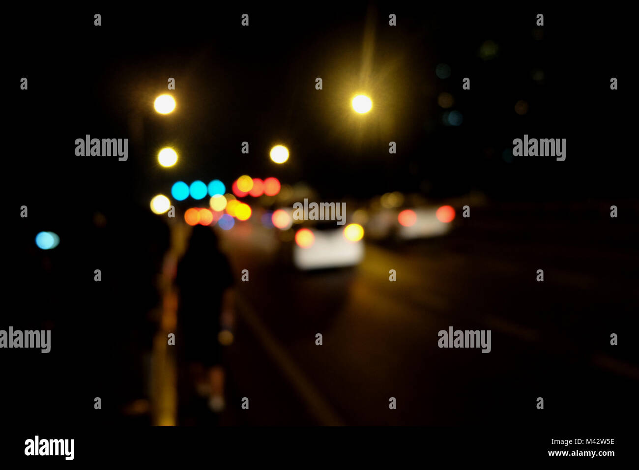 Abstract il traffico per auto a notte. Motion sfocata. Quale città urbana bellissimo sfondo. Foto Stock