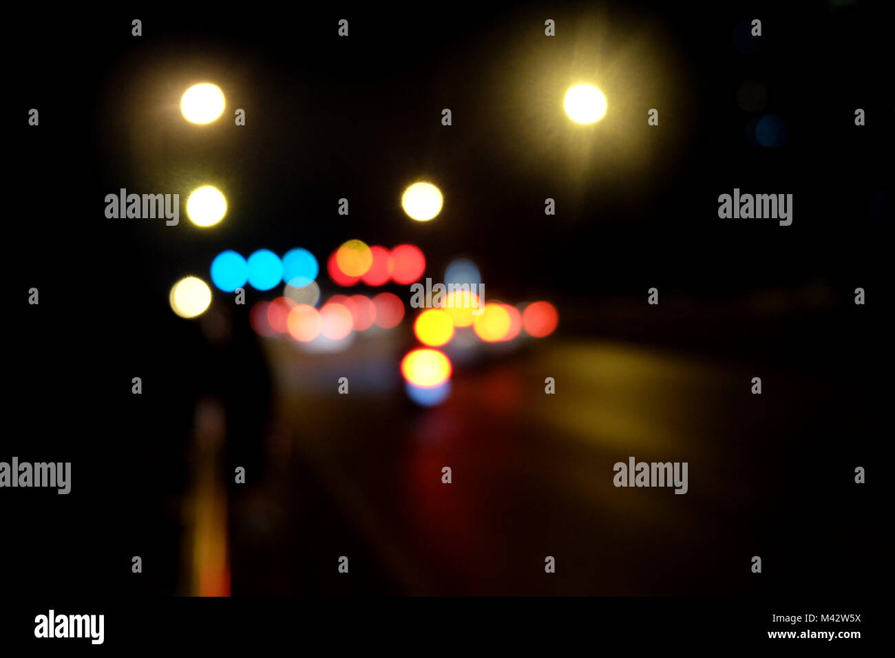 Abstract il traffico per auto a notte. Motion sfocata. Quale città urbana bellissimo sfondo. Foto Stock