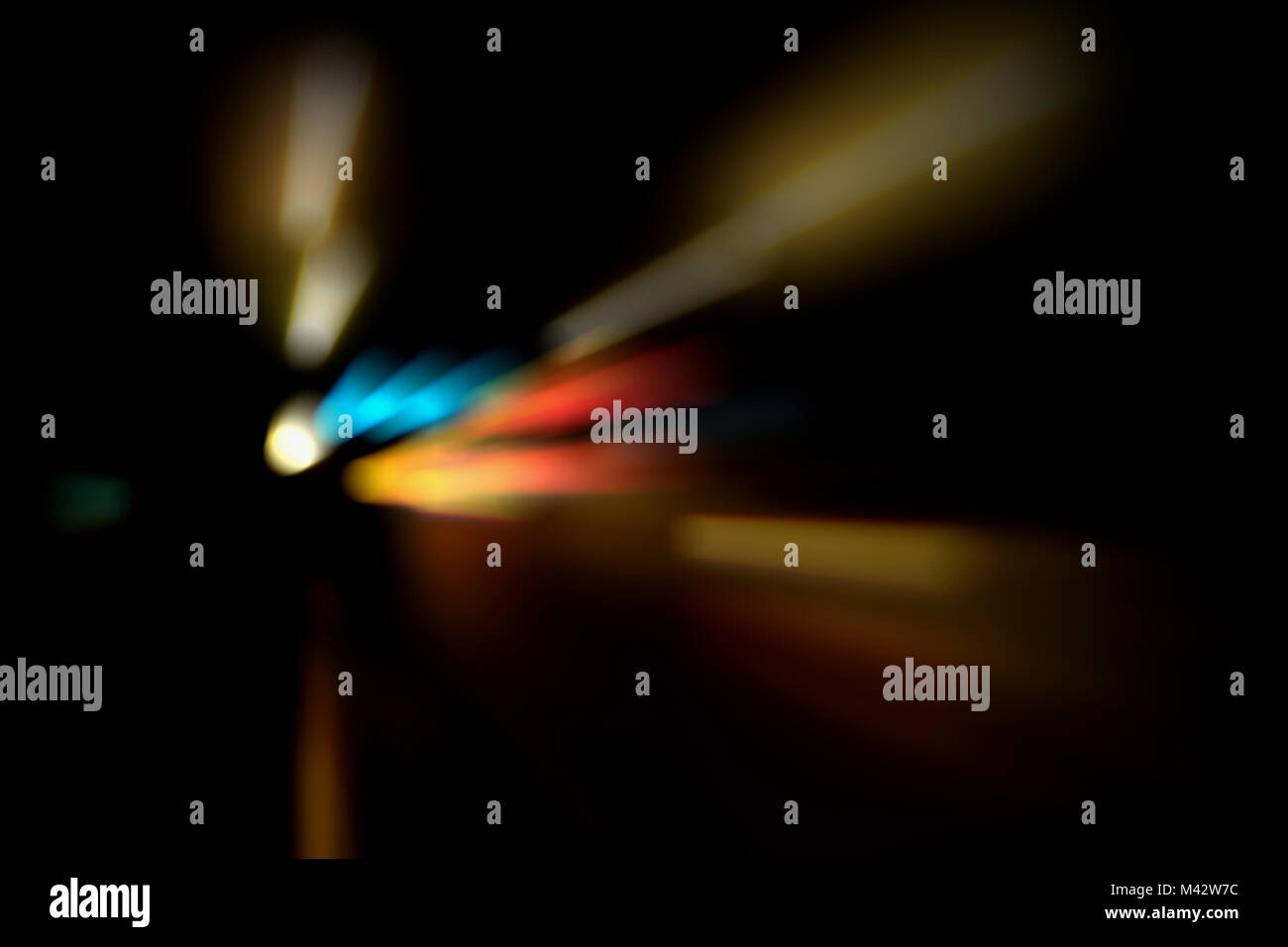 Sfocata Illuminazione e luci notturne, il traffico automobilistico motion blur la velocità e dinamica Foto Stock