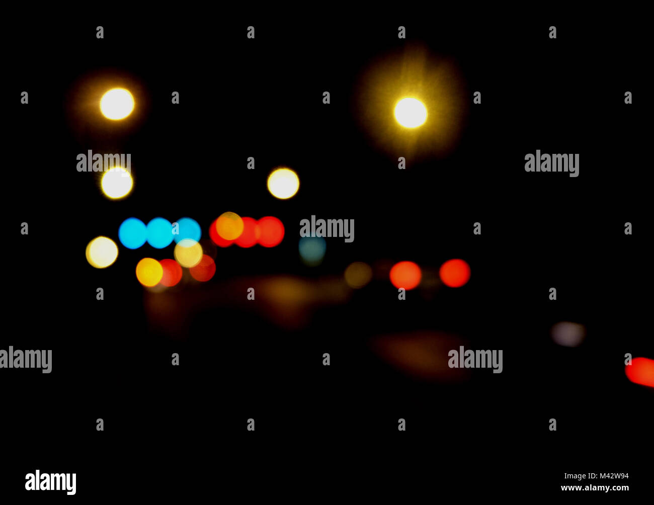 Abstract il traffico per auto a notte. Motion sfocata. Quale città urbana bellissimo sfondo. Foto Stock