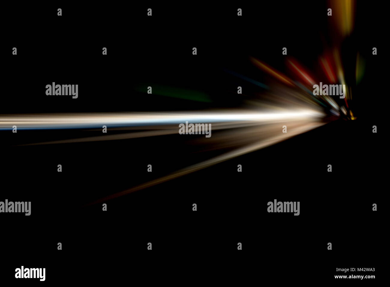 Sfocata Illuminazione e luci notturne, il traffico automobilistico motion blur la velocità e dinamica Foto Stock