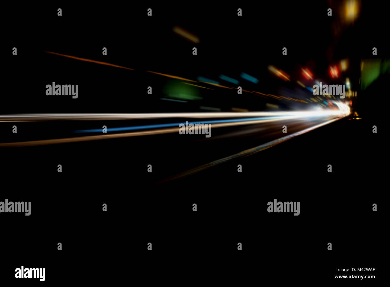 Sfocata Illuminazione e luci notturne, il traffico automobilistico motion blur la velocità e dinamica Foto Stock