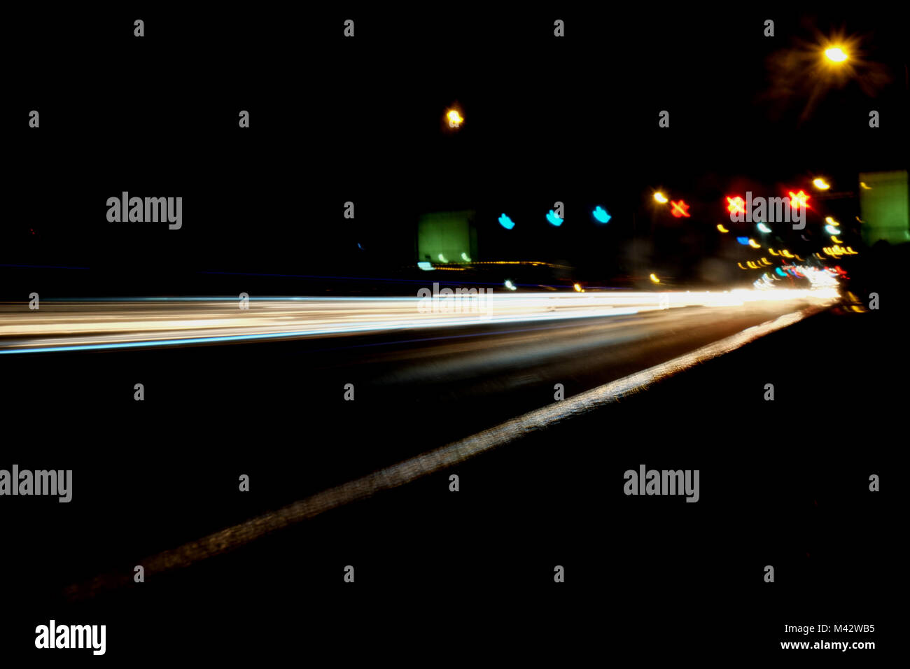 Sfocata Illuminazione e luci notturne, il traffico automobilistico motion blur la velocità e dinamica Foto Stock