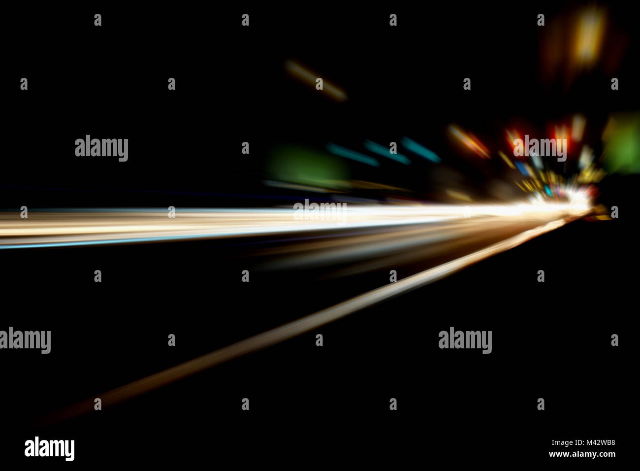 Sfocata Illuminazione e luci notturne, il traffico automobilistico motion blur la velocità e dinamica Foto Stock