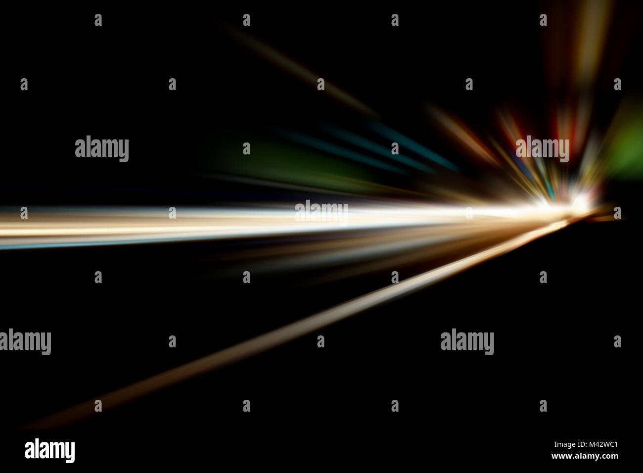 Sfocata Illuminazione e luci notturne, il traffico automobilistico motion blur la velocità e dinamica Foto Stock