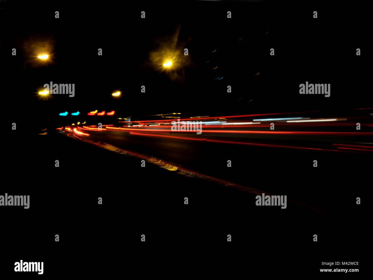 Sfocata Illuminazione e luci notturne, il traffico automobilistico motion blur la velocità e dinamica Foto Stock