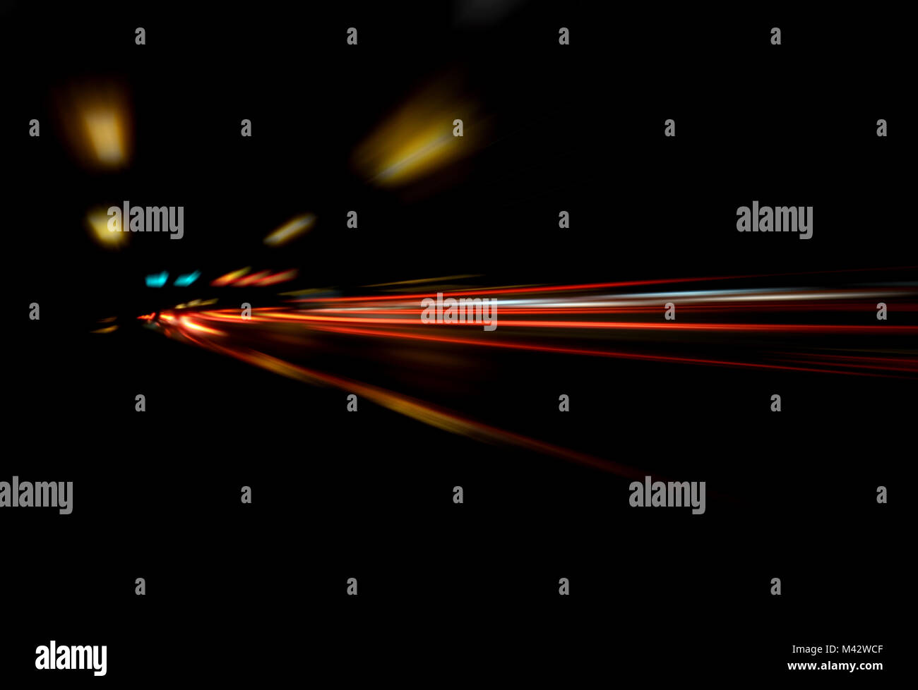 Sfocata Illuminazione e luci notturne, il traffico automobilistico motion blur la velocità e dinamica Foto Stock