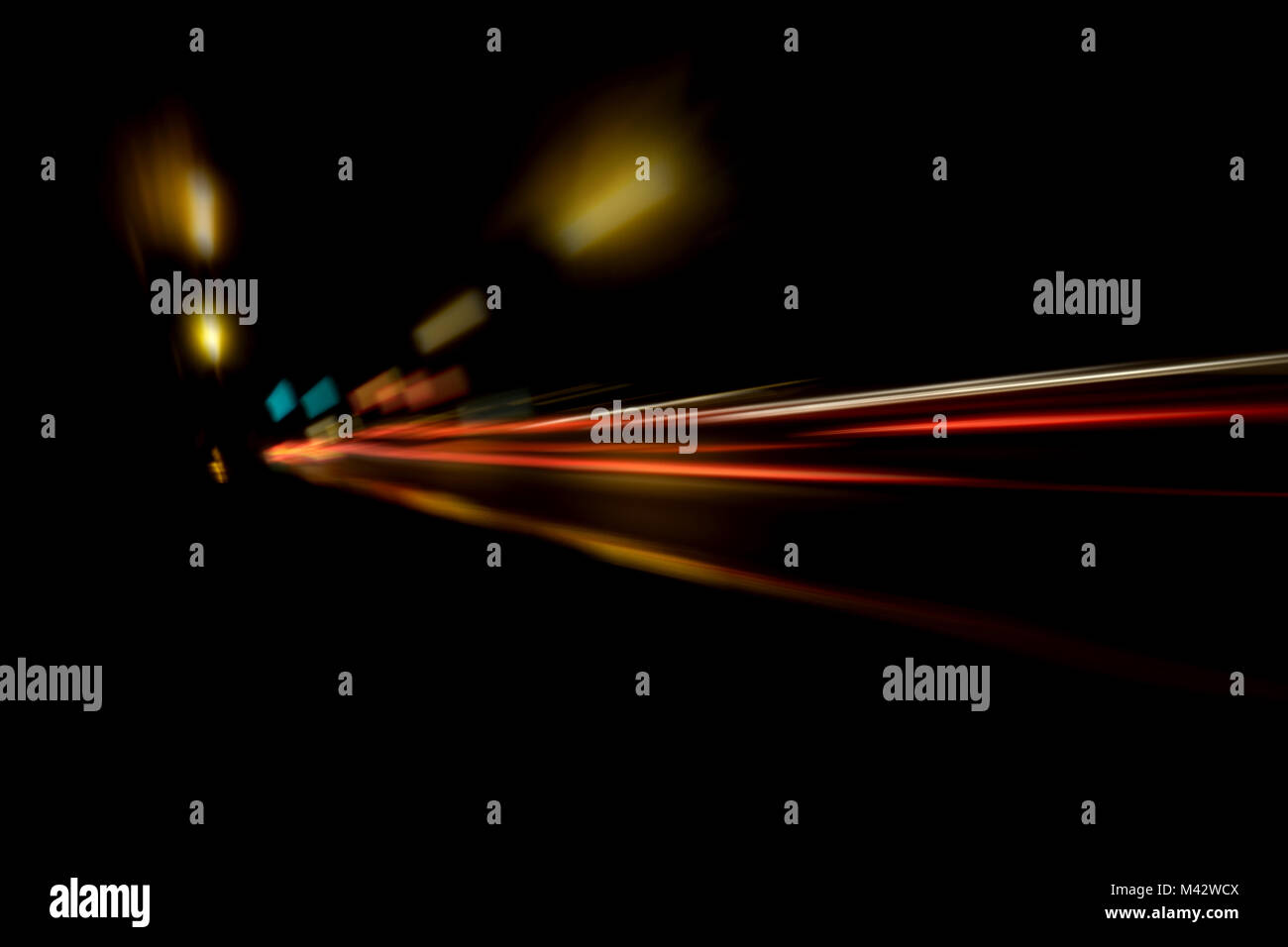 Sfocata Illuminazione e luci notturne, il traffico automobilistico motion blur la velocità e dinamica Foto Stock