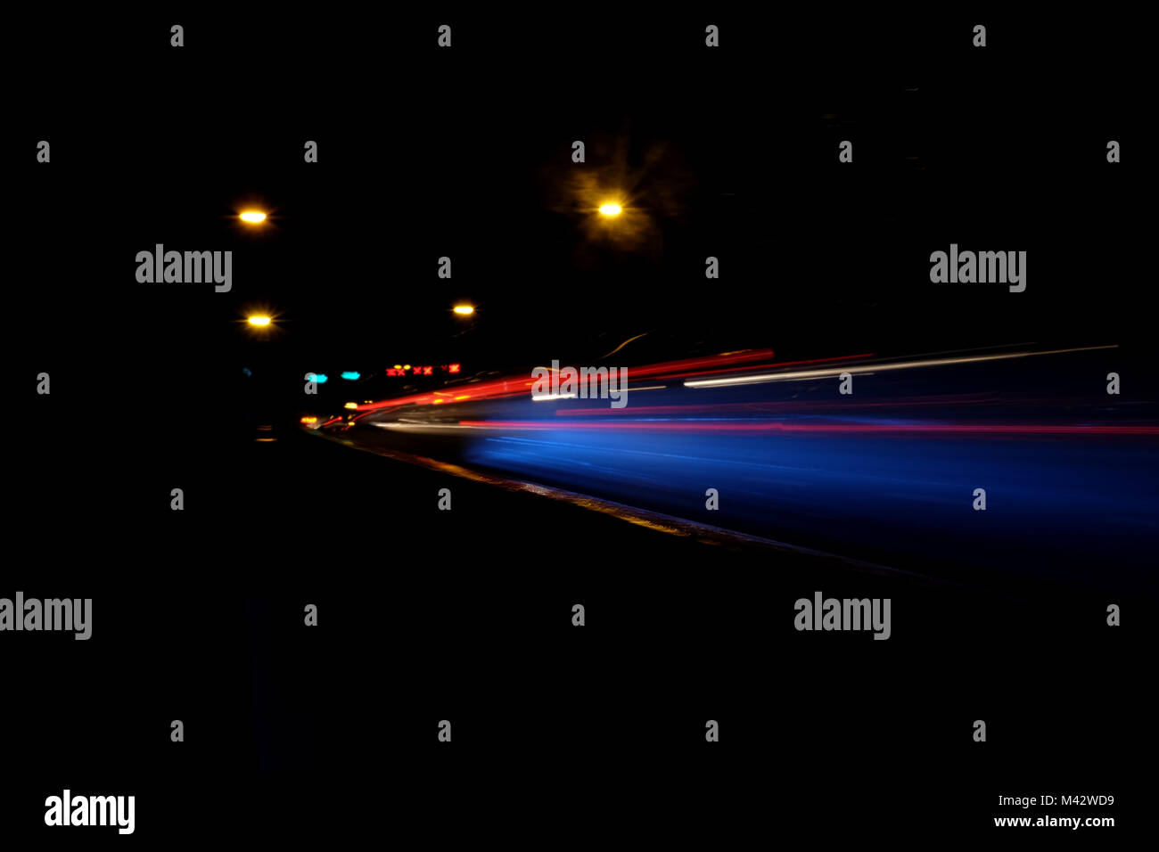 Sfocata Illuminazione e luci notturne, il traffico automobilistico motion blur la velocità e dinamica Foto Stock