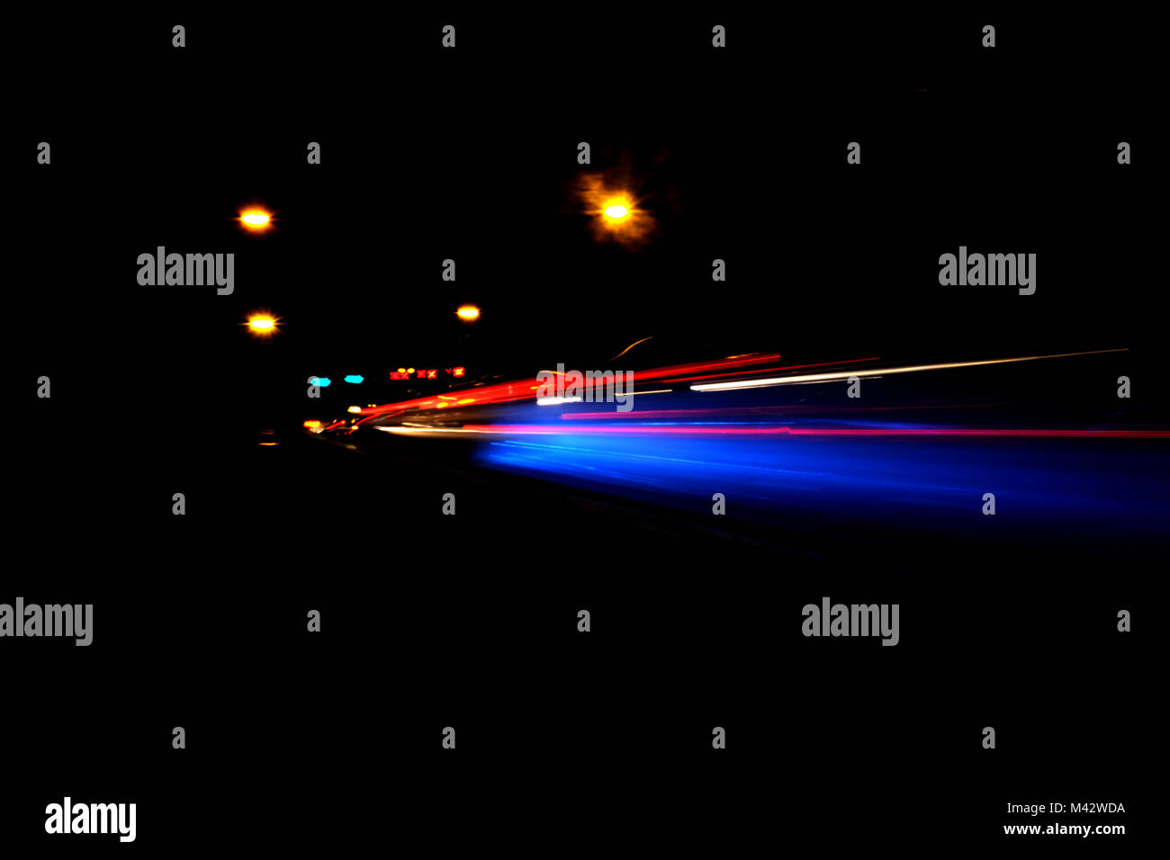 Sfocata Illuminazione e luci notturne, il traffico automobilistico motion blur la velocità e dinamica Foto Stock